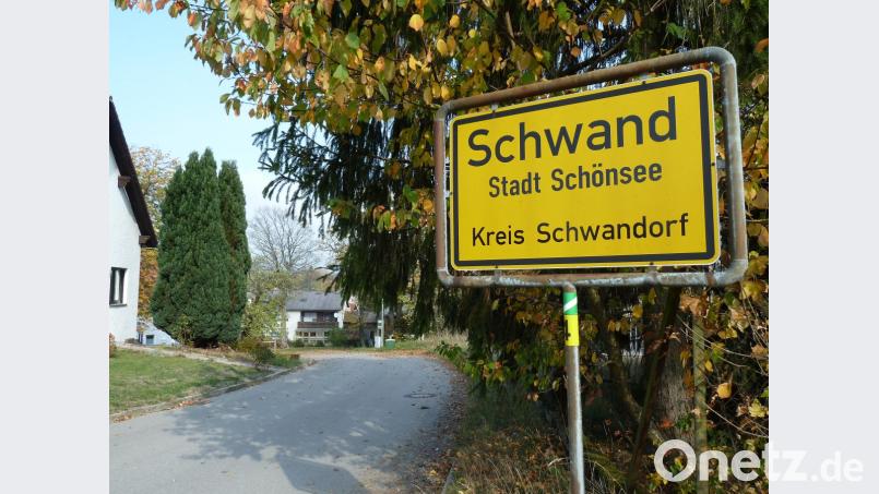 In einem Haus im Ortsteil Schwand gab es von 2012 bis 2017 häufigen Mieterwechsel, was auch zu einem Prozess wegen Urkundenfälschung führte. Stadtrat Thomas Schiller macht der Bürgermeisterin auf seiner Homepage Vorwürfe. Diese stellt die Sachlage nun in der jüngsten Stadtratssitzung richtig. Bild: Portner