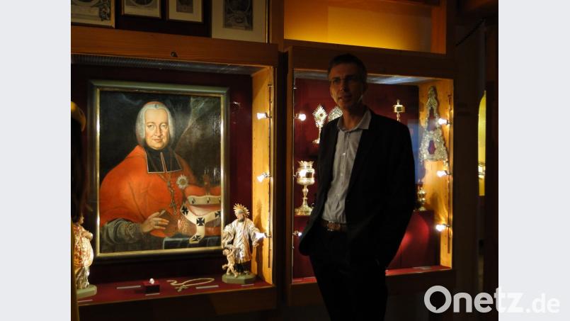 Johannes Seidel führt durch das Museum Goldener Steig in Waldkirchen. Bild: esa