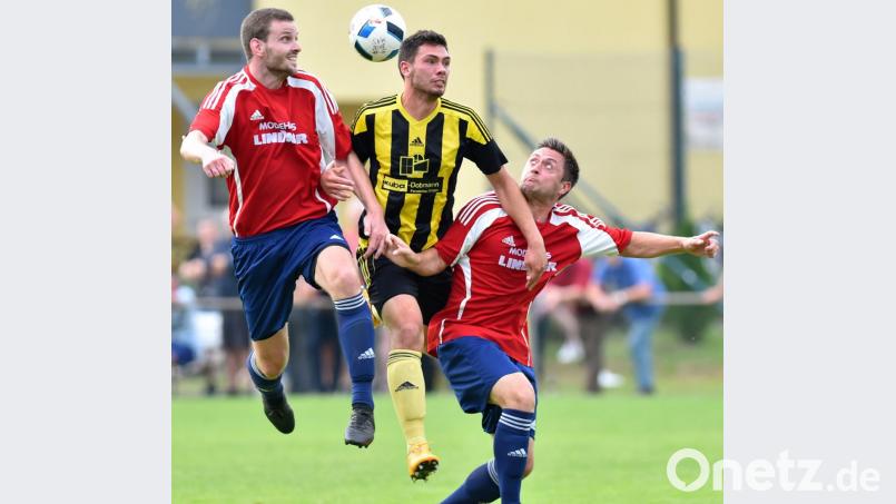 Einen verdienten 2:1-Sieg landete die SV Grafenwöhr zum Bezirksligaauftakt beim SV Kulmain. Diesen Dreier würden David Dobmann (Mitte) zum Rückrundenstart gerne wiederholen. Die Kulmainer Andreas Ditschek (links) und Andreas Zeltner haben aber sicherlich etwas dagegen. Bild: A. Schwarzmeier