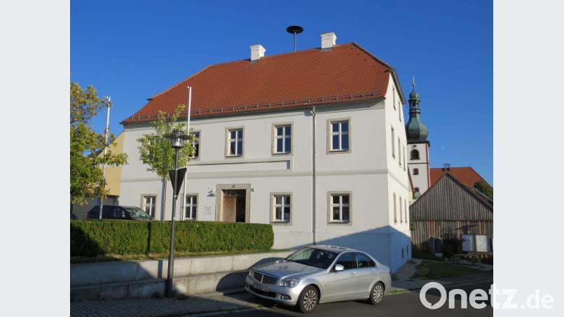 Jetzt erstrahlt das alte Rathaus mitten im Ortskern wieder im neuen Kleid. Bild: Ulla Britta Baumer