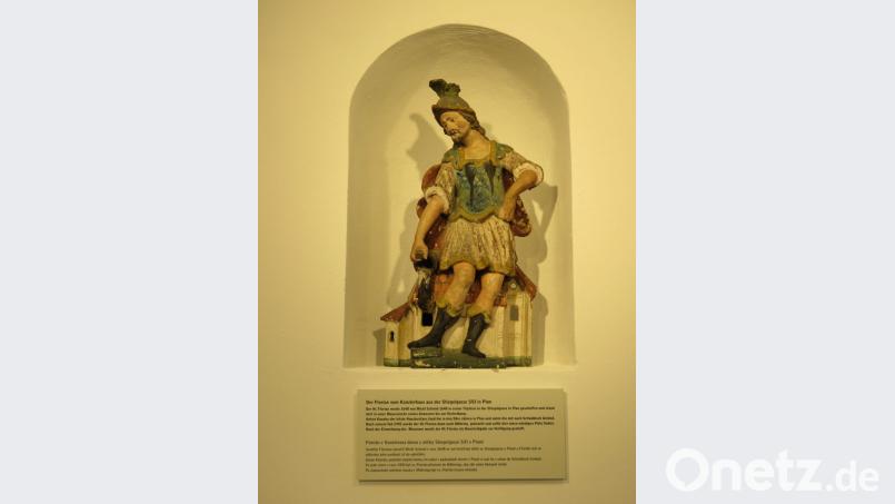 Die Nepomuk-Statue weckt persönliche Erinnerungen. Eine Frau aus dem ehemaligen Ort Lohhäuser hat ihn als Familienheiligen erkannt, als sie das Museum besuchte. Bild: Ulla Britta Baumer