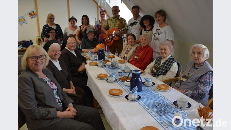 Ein Oktoberfest wurde im Senioren-und Pflegezentrum des Klosters Theresianum gefeiert. Musiker Anton Helgert (stehend, Vierter von rechts) unterhielt die Bewohner mit Liedern zum Mitsingen und Mitklatschen. Darüber freuten sich auch (von links) Direktorin Margit Küspert und Oberin Schwester Hedwigis. Bild: jr