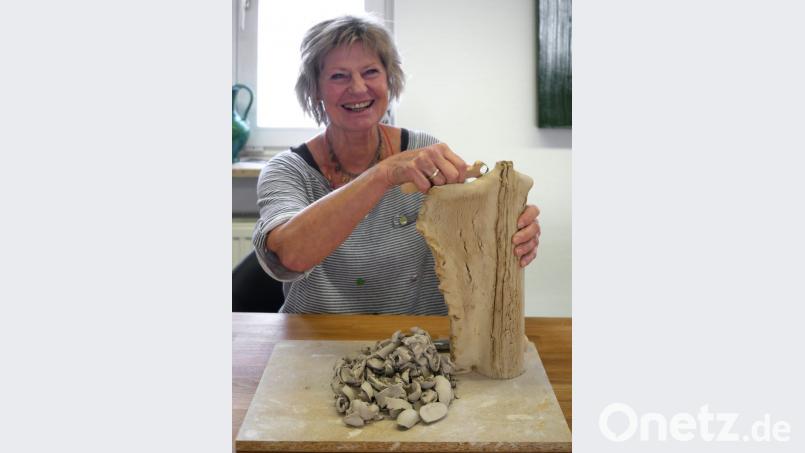 Eine strahlende Inge Flor, die sich über das neue Atelier freut. Bild: tr