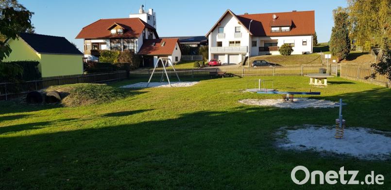 Im Kriechtunnel (links) auf dem Kinderspielplatz in Unterlind befindet sich Humus. Deshalb lassen Eltern ihre Kinder nicht mehr durchkriechen. Bild: dob