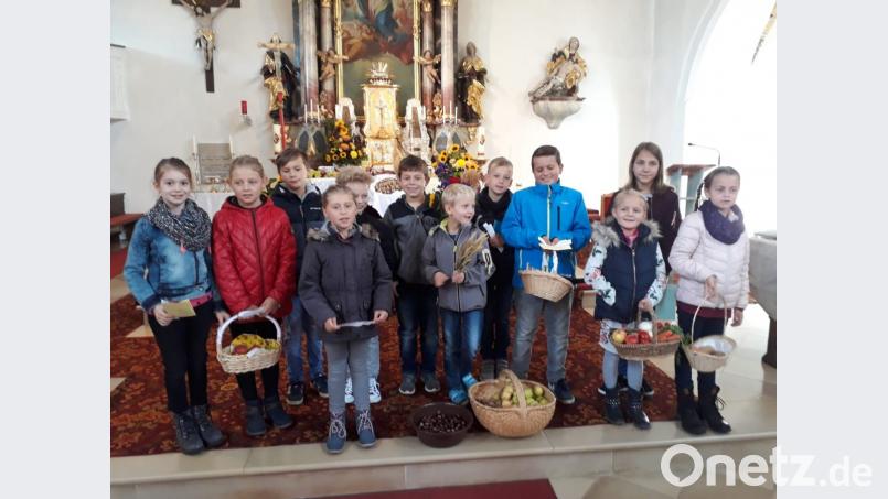 Die Kinder brachten die Erntegaben zum Altar. Bild: exb
