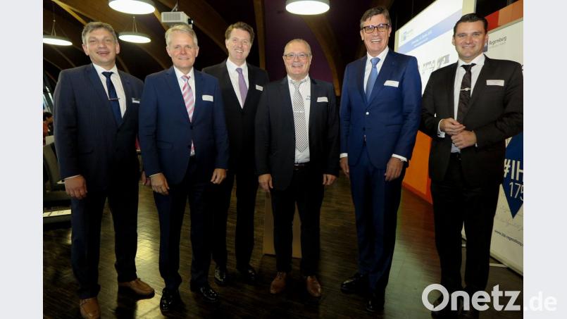 IHK-Geschäftsstellenleiter Manuel Lischka, Vizepräsident Thomas Hanauer, Hauptgeschäftsführer Dr. Jürgen Helmes, Gremiumsvorsitzender Hubert Döpfer, IHK-Präsiident Michael Matt und Landrat Thomas Ebeling (von links) feierten 175 Jahre Industrie- und Handelskammer Oberpfalz/Kelheim. Bild: Hirsch