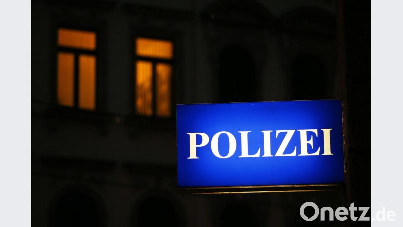 Ein Schild "Polizei" ist zu sehen. Foto: Jan Woitas/Archiv Bild: Jan Woitas