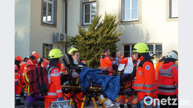 Die Verletzten - übrigens mit Theaterblut realistisch geschminkt - wurden zur weiteren Versorgung abtransportiert. Bild: exb