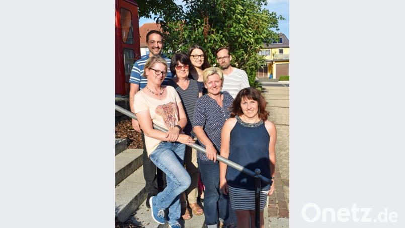 Die Theatergruppe Kirchenthumbach spielt heuer das Stück &quot;Was dem einen recht ist.&quot; Das siebenköpfige Ensemble probt schon seit vielen Wochen für die Boulevardkomödie. Premiere ist Freitag, 9. November um 19.30 Uhr im Pfarrzentrum. Die Darsteller von links: Peter Eller, Karin Rupprecht-Horn, Margit Steger, Tanja Groß, Sabine Kißler, Stefan Schober und Gabi Strauß Bild: ü