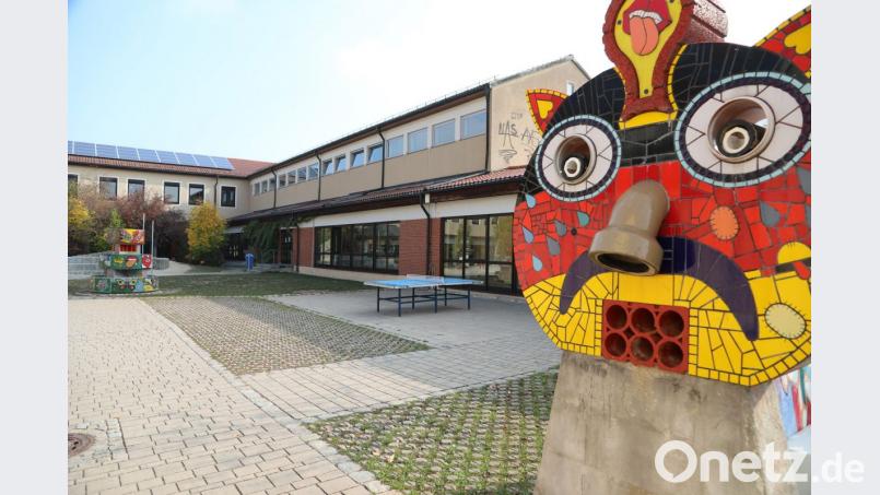 Die Schul-Sanierung der Mittelschule wird sich das ganze Schuljahr 2019/20 hinziehen. Betroffen von der Generalsanierung sind der Mittelschul- (rechts) und der Verwaltungstrakt samt Pausenhalle (hinten). Bild: Götz