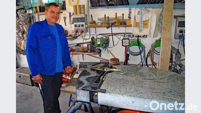 Markus Klein sieht als Steinmetzmeister am „Tag des Grabsteins“ mit etwas Skepsis in die Zukunft seiner Handwerksbranche. Ein Problem liegt für ihn in der fast sprunghaften Zunahme von Feuerbestattungen. Bild: Andreas Royer