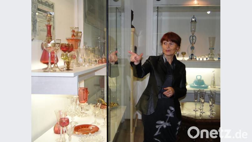 Silvia Süß, Leiterin des Museumsschlösschens Theresienthal, vor einer Vitrine mit historischen Modellen der Glashütte. Bild: esa