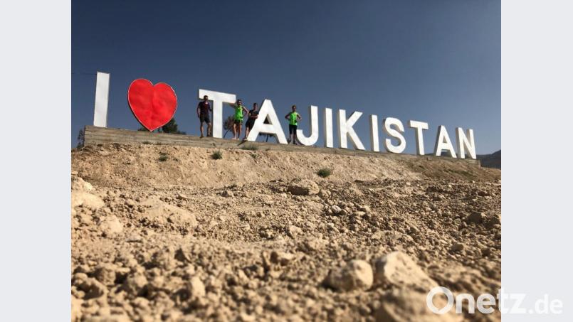 Ein Ortsschild gibt es nicht - dafür ein &quot;Ich-liebe-Tadschikistan&quot;. Das ist natürlich ein beliebtes Bildmotiv für die Tajik-Rally-Fahrer um den Amberger Moritz Termer. Bild: exb
