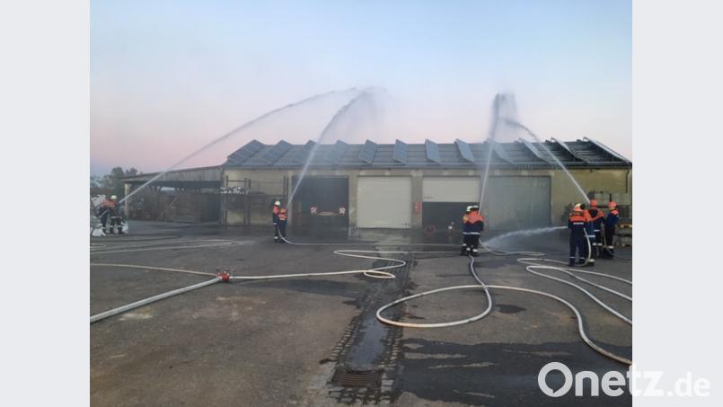 Auftrag erfüllt. Die Jugendfeuerwehren machen ihre Sache bei der Einsatzübung beim Bauunternehmen Braun gut. Bild: exb