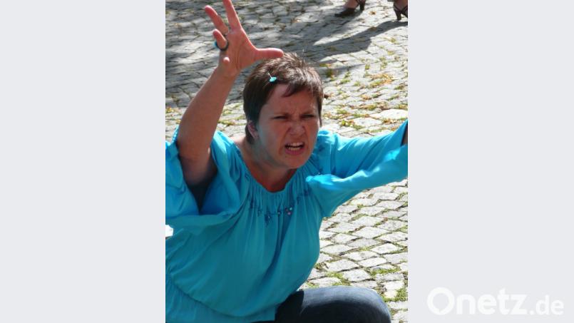 Vollen Körpereinsatz zeigt Sabine Kreiner beim Erzählen. Bild: Adele Schütz