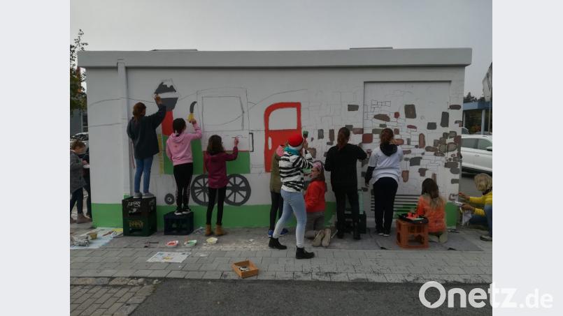 Erst entsteht eine Vorzeichnung, dann wird ausgemalt. Fast eine Woche dauert die Aktion der Schüler. Bild: exb