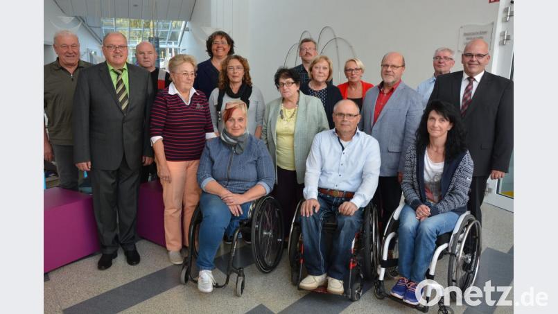 Kommunale Behindertenbeauftragte trafen sich jetzt im Kurmittelhaus Sibyllenbad. Kreisbehindertenbeauftragter Reinhard Schön (Zweiter von links) konnte dazu auch (von rechts) Bürgermeister Klaus Meyer, Werkleiter Gerhard Geiger und Wolfgang Jäger (Leiter Sozialamt am Landratsamt) begrüßen. Referentin des Tages war Andrea Wiedel (5. von links) von der EUTB-Beratungsstelle aus Weiden. Bild: jr