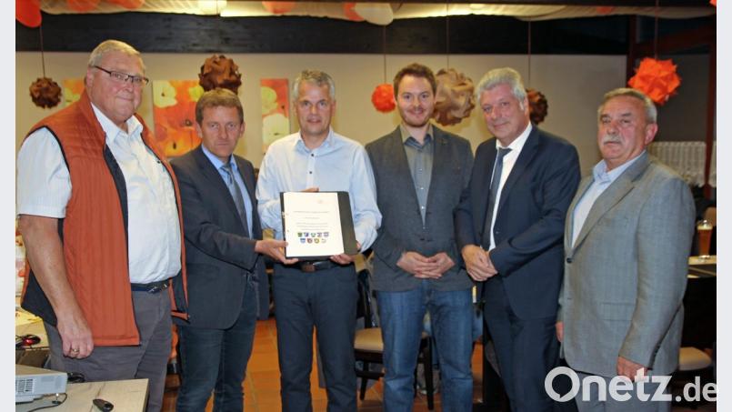 Ein stolzer Tag für die Zeno-Kommunen: Professor Markus Brautsch (Zweiter von links) bringt das Energie-Gutachten mit nach Flossenbürg. Darüber freuen sich (von links) Reinhard Gayer, Bürgermeister Thomas Meiler, Simon Heim, Bürgermeister Günter Stich und Boris Damzog. Bild: nm
