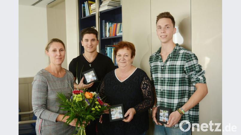 Geschäftsführende Verlegerin Viola Vogelsang-Reichl dankt den &quot;Samaritern&quot; der Sturmnacht mit einer Silbermedaille &quot;100 Jahre Freistaat&quot;: Fabian Sparrer, Ingrid Häupl und Luca Seifert (von links). Bild: Gabi Schönberger