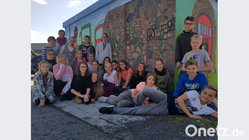 Geschafft: Die Schüler der Künstlerklasse 6b freuen sich über das gelungene Werk. Bild: exb