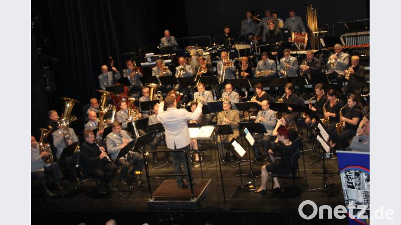 Der Reservistenmusikzug der Oberpfalz bescherte seinen zahlreichen Gästen im ausverkauften Stadttheater einen außergewöhnlichen Konzertabend - und das alles für einen guten Zweck. Bild: ads