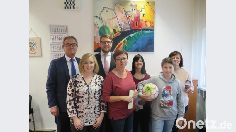 Bürgermeister Werner Nickl, Susanne Schiller und Peter Ferber (von links) gratulieren den glücklichen Gewinnern Elisabeth Häckl, Luis Ring, Carolina Müller und Birgit Melzner (von rechts). Bild: jzk