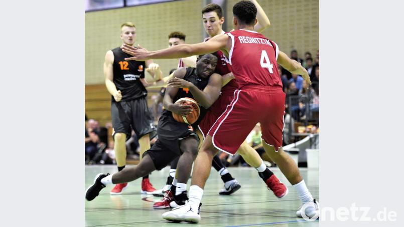 Neben dem Ausfall von Tobias Merkl ist auch der Einsatz von Emmanuel Tarwoe (am Ball) ist fraglich. Die Möglichkeiten der Neustädter auf der Aufbauposition sind damit stark begrenzt. Bild: Büttner, Gerhard