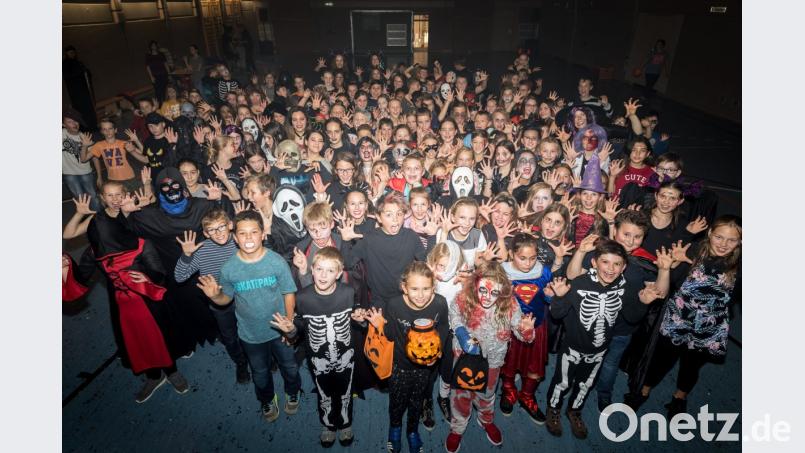 Viel Spaß haben die Fünft- und Sechstklässler der Realschule bei der Halloweenparty in der Turnhalle. Bild: jzk