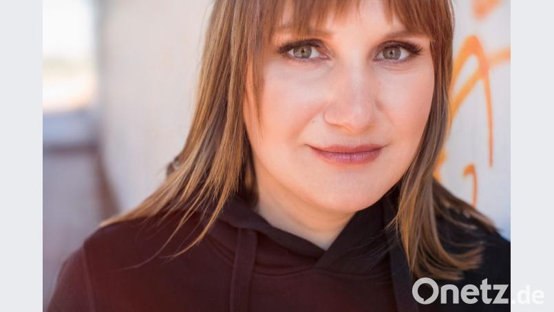 „Tod & Teufel“, das vierte Studioalbum der Sängerin und Gitarristin aus dem niederbayerischen Trautmannsdorf, ist eine Mörder-Scheibe geworden: Leichtfüßig grenzüberschreitend, frei von jeglicher Befindlichkeitssäuselei und weder Kaff noch Großstadt (weil du das Mädchen zwar aus dem Wald, aber den Wald nicht aus dem Mädchen kriegst). Bild: Katja Ruge