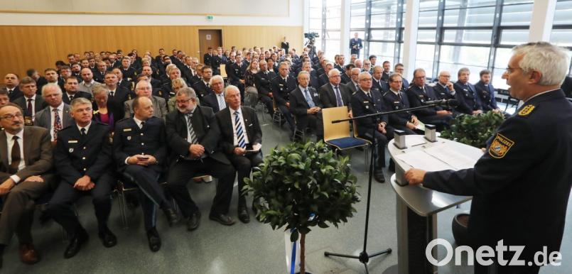 Landespolizeipräsident Wilhelm Schmidbauer (am Rednerpult) sieht für den Nabburger Standort der Bereitschaftspolizei eine aussichtsreiche Entwicklung. Das freut Vertreter von Polizei und Politik: (erste Reihe, ab Dritter von links) Außenstellenleiter Helmar Termer, Bürgermeister Armin Schärtl, stellvertretender Landrat Arnold Kimmerl, Polizeipräsident Wolfgang Sommer und Abteilungsführer Ludwig Härtl. Bild: Gerhard Götz