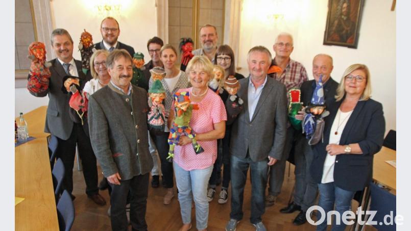 Erinnerungen an die Kasperl-Tournee 2018 wurden am Mittwoch lebendig. Die kleinen Handpuppen schlüpfen aus dem Koffer. Das werden sie auch im kommenden Jahr wieder tun. Bild: nm