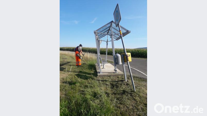 Das neue Bushäuschen stand einem Lastwagenfahrer beim Rangieren im Weg. Es soll nun durch einen Holzbau ersetzt werden. Bild: dob