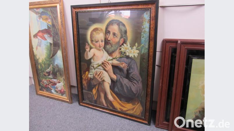Religiöse Bilder aus Omas Schlafzimmer: Auch diese Fundstücke haben etwas zu erzählen. Bild: bl