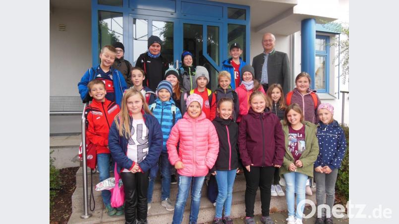 Bürgermeister Walter Schauer (hinten rechts) führte die Schüler mit ihrer Klassleiterin Rektorin Christine Schneider durch die VG Neunburg vorm Wald und erläuterte die Aufgabengebiete. Bild: amö