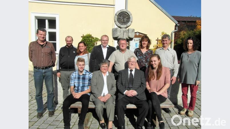 Wenn ihr Großvater Max Müller (sitzend, Zweiter von rechts) Geburtstag feiert, gratulieren neben Ehefrau Anna (links daneben) natürlich auch die Enkelkindern Jonathan und Rebecca (sitzend, links und rechts). Bild: hl