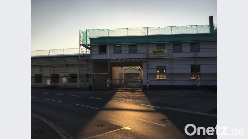 Vorerst wird auf den Dächern früheren Konservenfabrik Gschossmann Strom erzeugt. Später wird daraus der "Okis-Gewerbepark Schwandorf". Bild: ihl