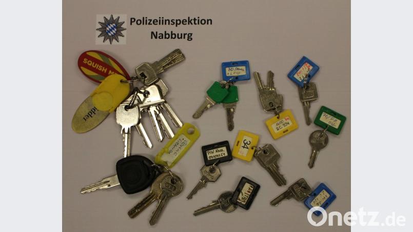 Die Polizei Nabburg bittet um Hinweise zur Herkunft dieser Schlüssel. Bild: Polizei Nabburg