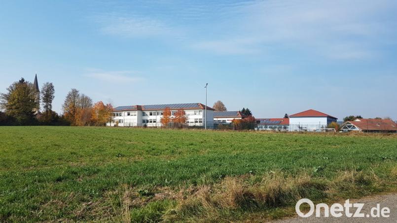 Das Pflegeheim soll im Herbst 2019 stehen. Bauort ist neben dem A-Sportplatz in Moosbach hinter der Grundschule nahe Wieskirche und Kurpark. Bild: gi