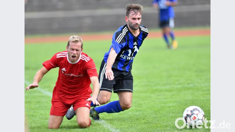 Die SpVgg Vohenstrauß zog zum Saisonauftakt kräftig vom Leder und schickte die SpVgg SV Weiden II mit 3:0 geschlagen nach Hause. In dieser Situation foulte SpVgg-SV-Spielertrainer Marco Lorenz den Vohenstraußer Christoph Müssig. Ein so klares Ergebnis wird es bei der „Revanche“ am Sonntag am Wasserwerk wohl nicht geben. Bild: Alfred Schwarzmeier