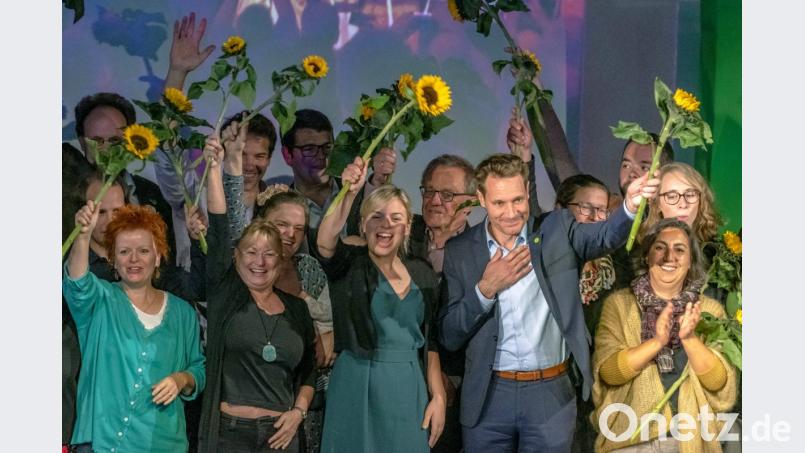 Katharina Schulze (vorn Dritt. von links) und Ludwig Hartmann (vorn Vierter von links), Fraktionsvorsitzende von Bündnis 90/Die Grünen im bayerischen Landtag, winken auf dem außerordentlichen Parteitag der bayerischen Grünen umringt von den neugewählten Landtagsabgeordneten zu den Delegierten. Bild: Armin Weigel/dpa