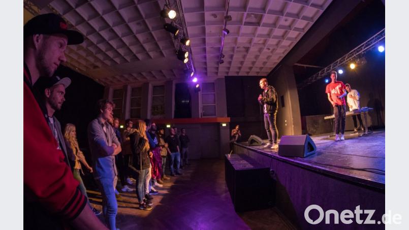 Im Trio begeisterten der Weidener Mosaik, der Regensburger Jhange und DJ 1eighty gut 50 Gäste auf dem Benefizkonzert im JuZ. Bild: dtr