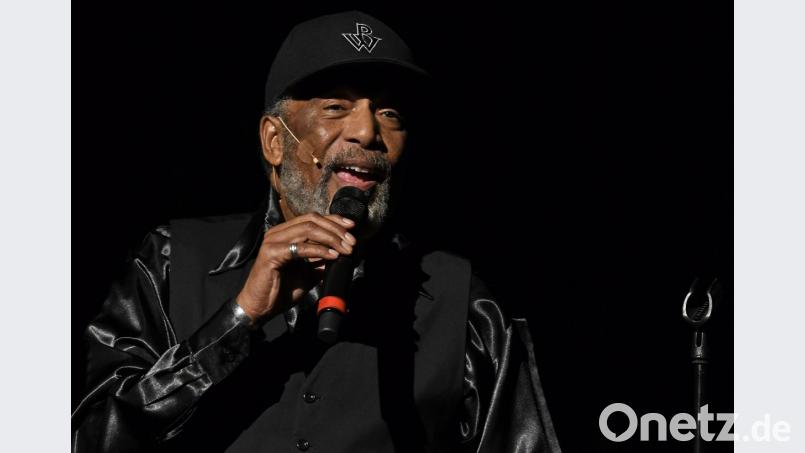 In seinem Amberger Konzert mit biographischen Episoden zeigt sich Ron Williams als großer Soulsänger, begnadeter Erzähler und politisch engagierter Entertainer. Bild: Petra Hartl