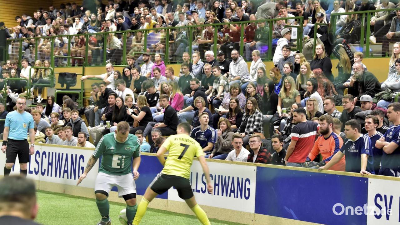 Vorsitzende Thea Rauchenecker (links) gratuliert Emma Wittmann (Vierte von links) mit (Zweite von links) zweiter Vorsitzende Anneliese Baumgärtner, Tochter Elisabeth Haider, Sohn Robert Bäumler und den Töchtern Ingrid Martin und Karin Zetzlmann. Bild: Dobmeier