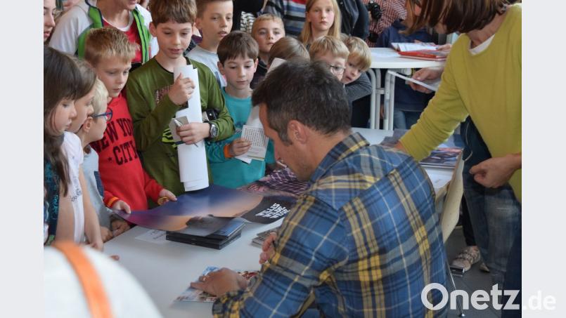 Hautnah können die Kinder ihr Idol in der Pause treffen - und dabei gleich Autogrammkarten ergattern. Bild: jaf