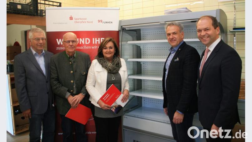 Die neuen Kühlgeräte leisten einen wertvollen Dienst, stellten (von links) 2. Vorsitzender Karl Haberkorn, Schatzmeister Gerhart Höhn und die Vorsitzende der Mitterteicher Tafel, Nicki Fürst, ihren Gästen Roland Grillmeier (2. von rechts) und Hans-Jörg Schön (rechts) gegenüber mit Nachdruck fest. Bild: wro