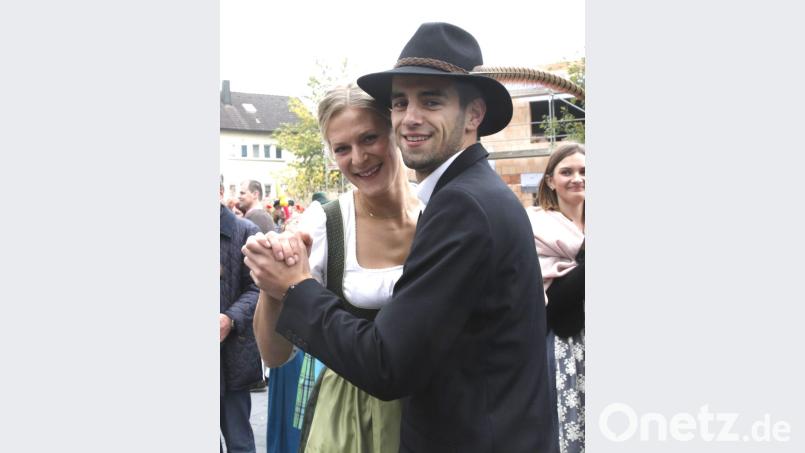 Kirwabursch Nico Zweck schwingt mit der Lawendels-Wirtin das Tanzbein. Bild: Hirsch