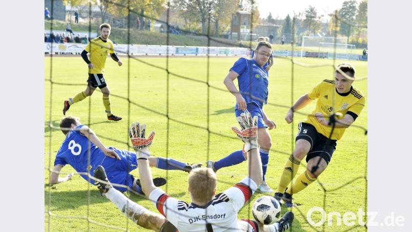 Das war in der 36. Spielminute der 1:1-Ausgleich für den SV Hahnbach durch Mittelfeldspieler Michael Hirschmann (rechts), der den Ensdorfer Torhüter Maximilian Hauer (Mitte vorne) aus nächster Nähe bezwang. Der Ensdorfer Innenverteidiger Tobias Westiner (links hinten) und Kapitän Bastian Windisch (Mitte rechts hinten) konnten nicht mehr rettend eingreifen. Links hinten beobachtet der Hahnbacher Torjäger Christian Gäck die Szene. Bild: Ziegler