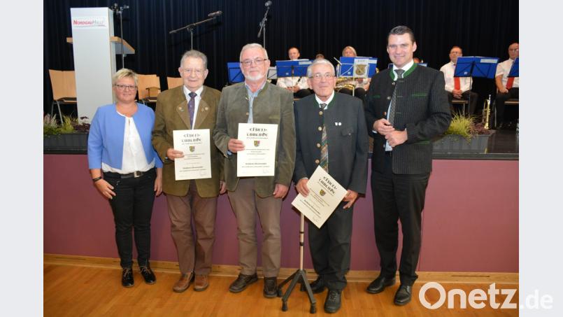 Ehrung der verdienten Mitarbeiter, von links Evi Seitz, Joachim Otte für den nicht anwesenden Johann Gewald, Hr. Schmatz, Alois Seegerer und Landrat Thomas Ebeling. Bild: Freya Stöckl