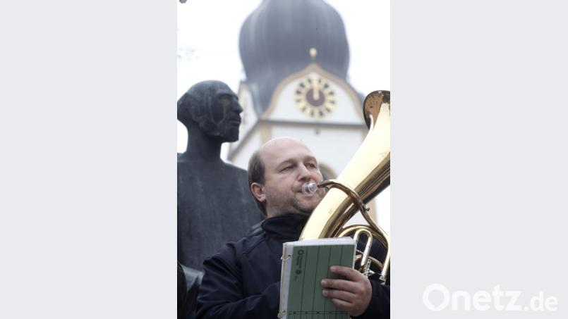 Vor der Mönchsstatue und der Pfarrkirche spielten die Kirwamusikanten die Bayernhymne. Bild: Hirsch