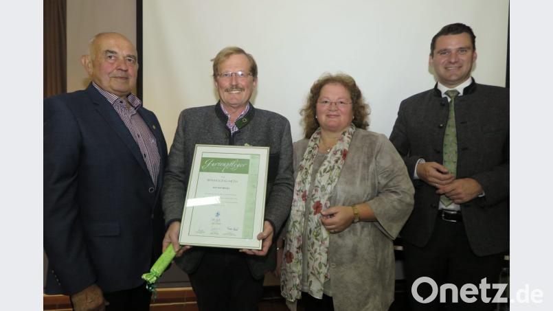 Stellvertretender Bezirksvorsitzender Alois Dirrigl, Geschäftsführerin Heidi Schmid und Vorsitzender Landrat Thomas Ebeling (von links) überreichten dem neuen Gartenpfleger aus Landesebene,, Reinhold Kumeth (Zweiter von links), die Urkunde. Bild: Hirsch